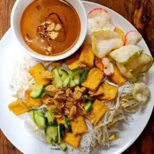 Ketoprak (Vermicelli, Rice cakes, Tofu & Bean Sprouts served with Peanut Sauce)