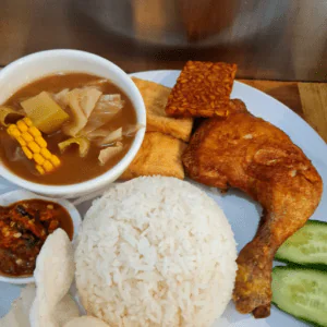 Nasi Komplit Betawi (Steamed Rice with Fried Chicken (1/4), Fried Tofu/Tempeh served with Hot &Sour Soup)