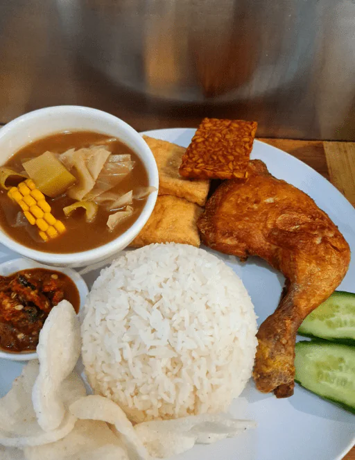 Nasi Komplit Betawi (Steamed Rice with Fried Chicken (1/4), Fried Tofu/Tempeh served with Hot &Sour Soup)