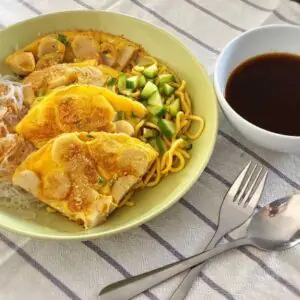 Lenggang (Omelet with sliced fishcake)